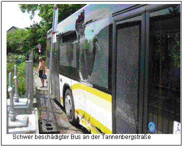 Textfeld: Schwer beschädigter Bus an der Tannenbergstraße